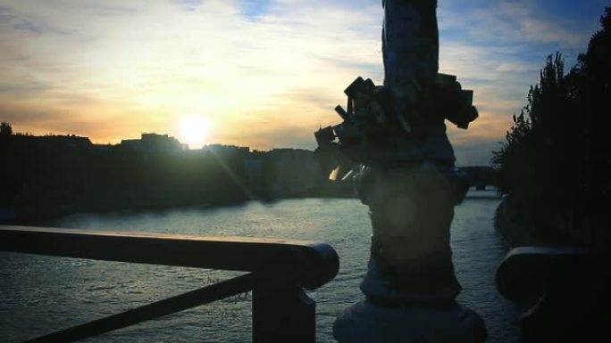 在美丽的日落时分，在巴黎的一座桥上象征爱情的挂锁。