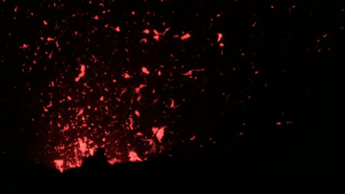 慢动作，特写: 古老的活动火山山在夜间剧烈喷发。