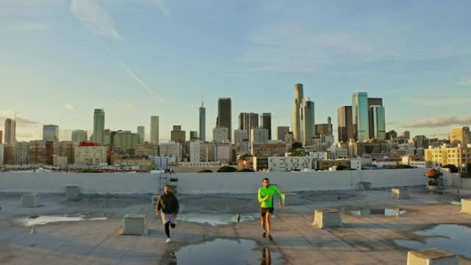 两名竞争激烈的西班牙裔男子在洛杉矶市中心的屋顶上奔跑