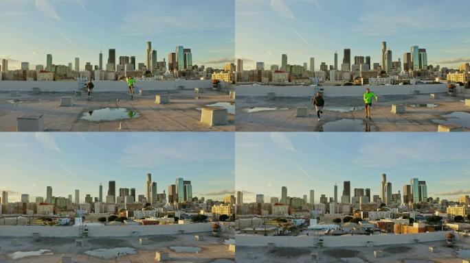 两名竞争激烈的西班牙裔男子在洛杉矶市中心的屋顶上奔跑