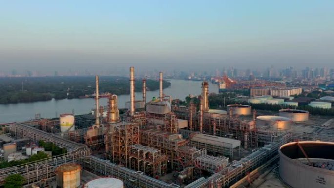 亚洲日出时带炼油厂和储罐的工业园区鸟瞰图
