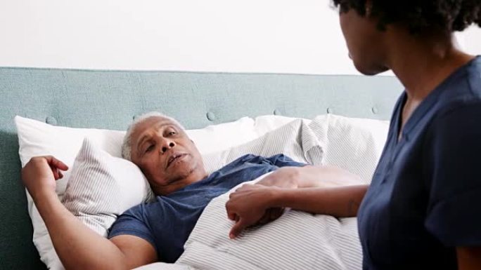 医护人员探视患有抑郁症的老人躺在床上-慢动作射击