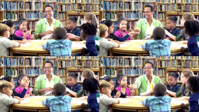 老师带孩子在图书馆，分发纸张