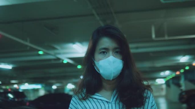 戴着口罩的亚洲女性免受空气污染