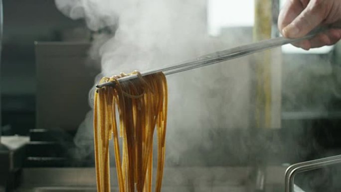 意大利面食的慢动作典型地落在满锅的开水中，以烹饪优质的意大利面团。