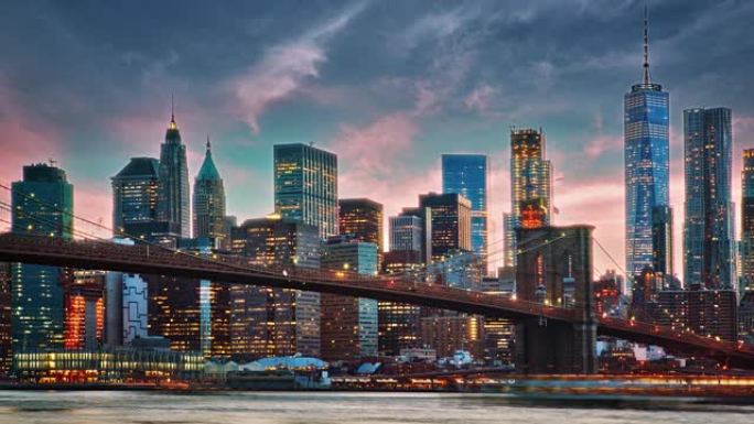 布鲁克林桥。曼哈顿市中心。自由塔。金融建设。照明。东河。复古经典创意观点。