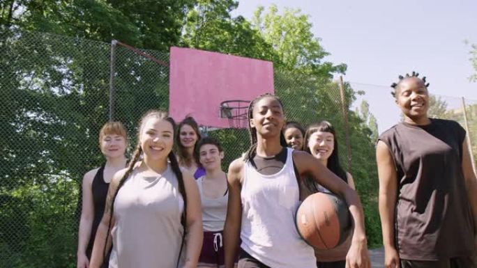 自信的女子篮球队在室外球场上