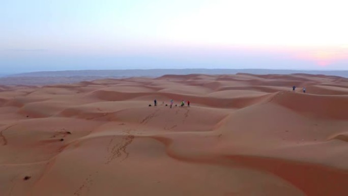 黎明时沙漠中的空中游客