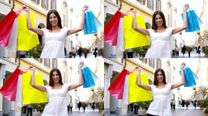 一个美丽的女人在购物中穿过城市，她对期间的购物感到非常高兴。