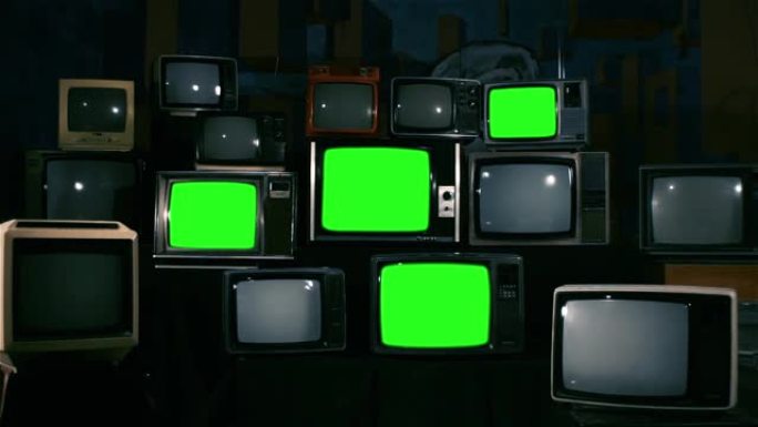 绿色屏幕打开的80年代老式电视。蓝色钢调。