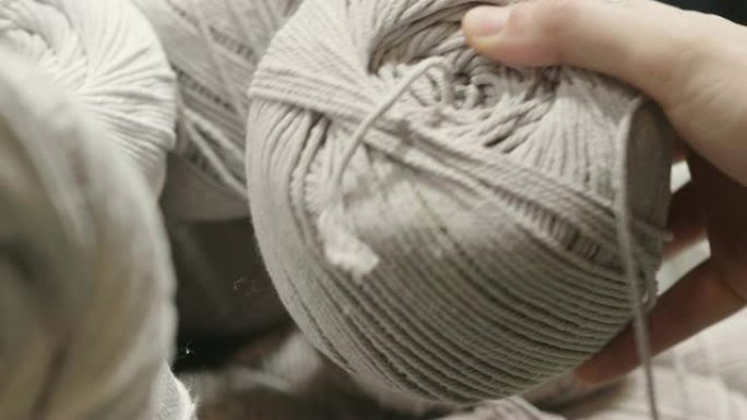 触摸原始，温暖和柔软的羊毛的手的特写。