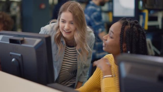 大学图书馆: 聪明的高加索女孩和才华横溢的黑人女孩作为一个团队一起工作，使用计算机，聊天，寻找解决方