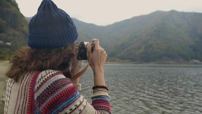 潮人女人看着富士山的风景