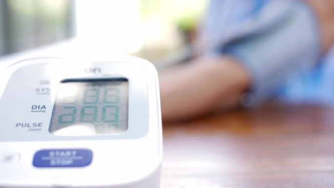 血压监测装置为患者测试血压，慢动作