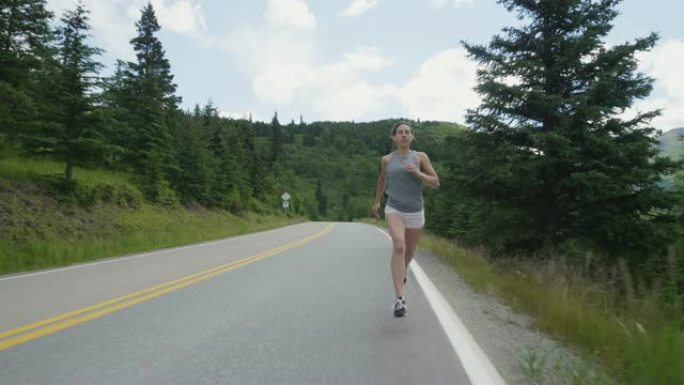 女人独自沿着高速公路奔跑