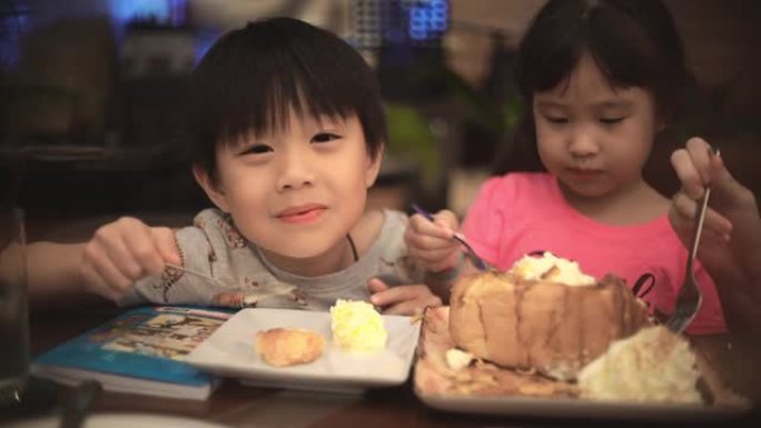 孩子们在餐厅吃美味