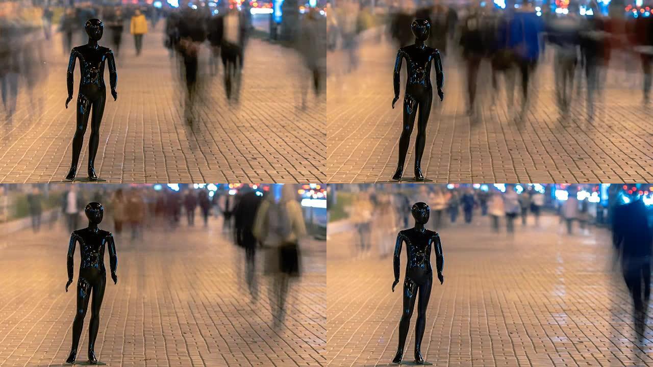 晚上，黑色人体模型站在拥挤的街道上。时间流逝