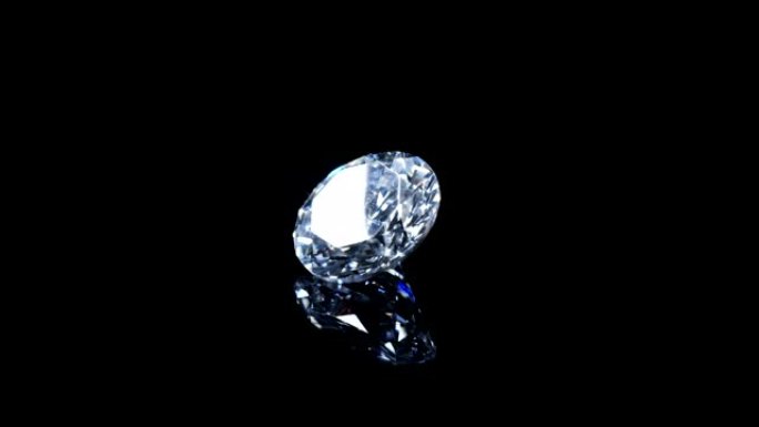 珠宝金匠检查豪华钻石的质量。高口径钻石闪耀着光和纯净。