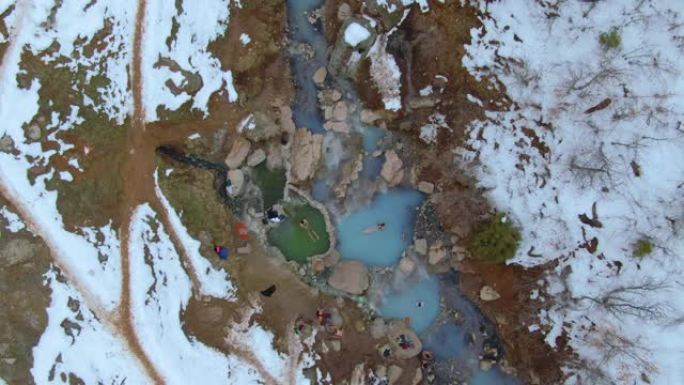 自上而下: 飞越游客，在犹他州的温泉中洗个澡。