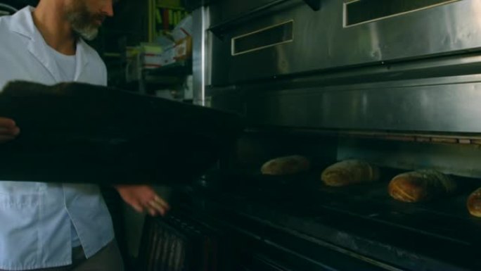 男厨师从烤箱中取出面包4k