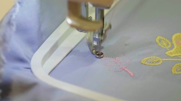 自动缝纫机在制作任何形状或设计时，用彩色线和精度缝制。