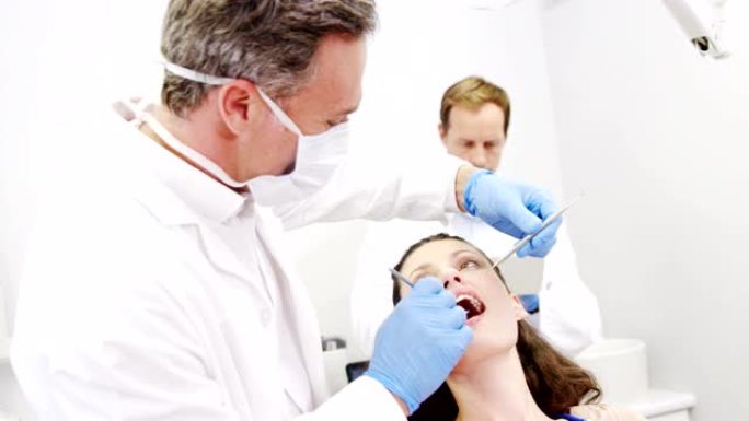 牙医用工具检查女病人