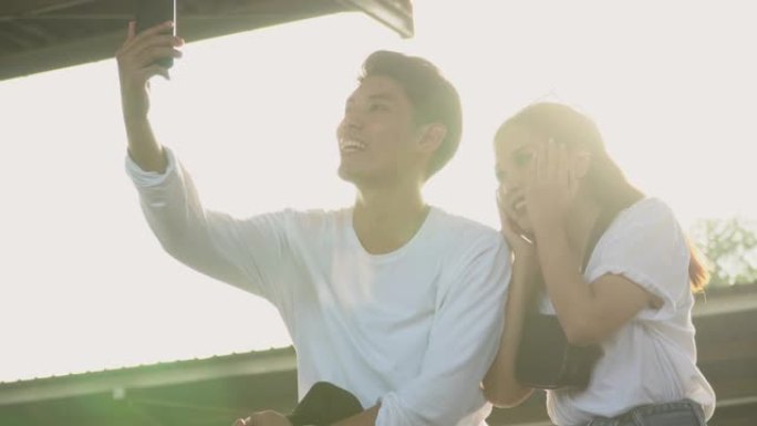 幸福的年轻夫妇在手机上直播视频
