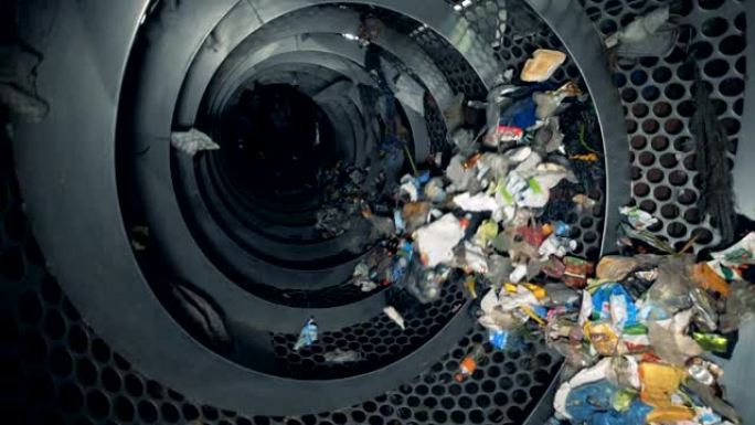 工厂的回收过程。旋转机器在废物中心回收垃圾。