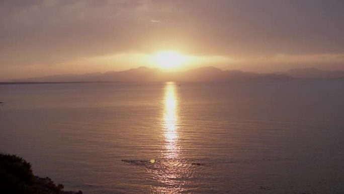 海上日落。从悬崖上看史诗般的景色