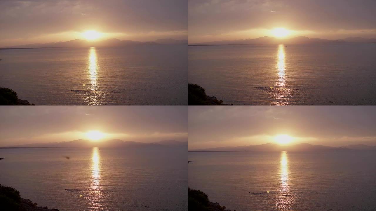 海上日落。从悬崖上看史诗般的景色