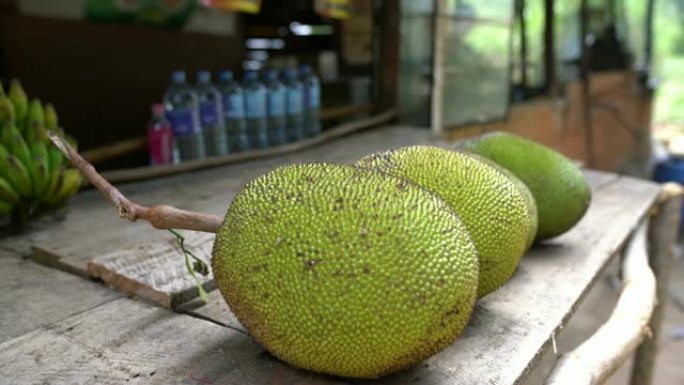 斯里兰卡路边市场摊位上展示的新鲜绿色菠萝蜜女士