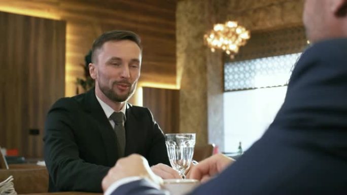 餐厅里的两个人外国人商务人士沟通交流