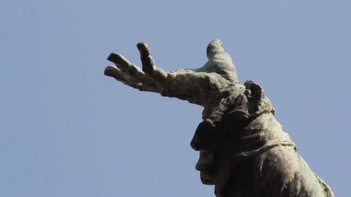 蓝天上雕塑的手。