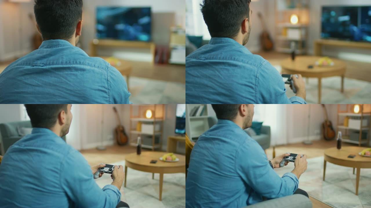 在客厅里，坐在沙发上的男人拿着控制器在游戏机视频游戏中玩耍，电视屏幕上显示了3D动作射击游戏。