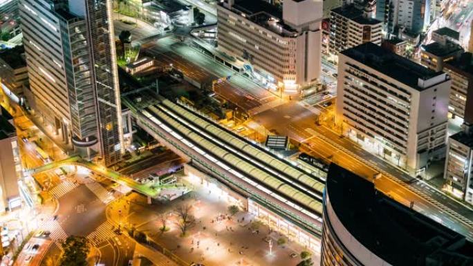 横滨市夜火车站和高速公路鸟瞰图