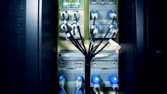 高压工业插座、插头、插座。数据中心的电气设备。