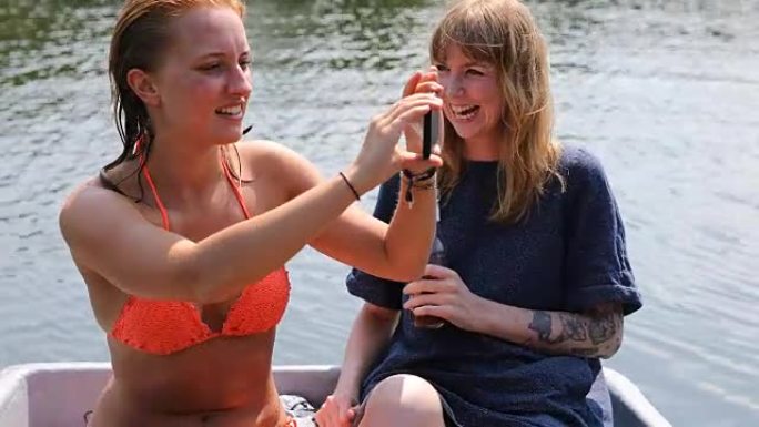 女人在湖中划船时由朋友拍摄