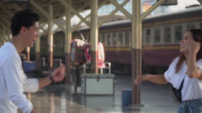 年轻夫妇在火车站一起跳舞