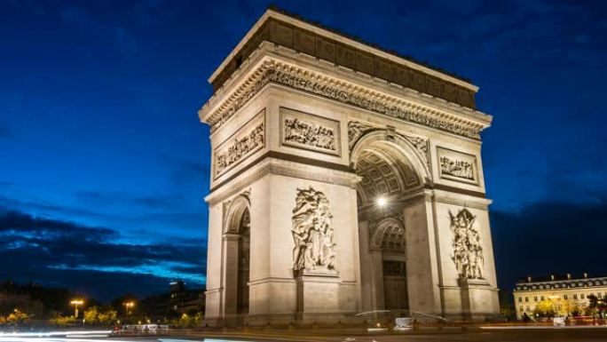 巴黎凯旋门周围的交通在夜间流逝