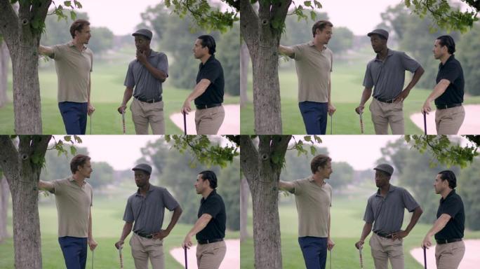 三个朋友打高尔夫球和聊天