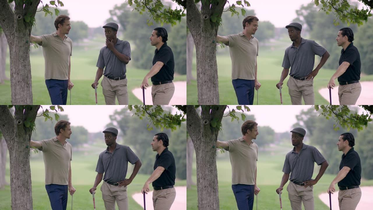 三个朋友打高尔夫球和聊天