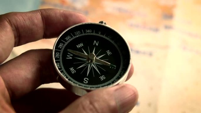 指南针在手，以地图为背景