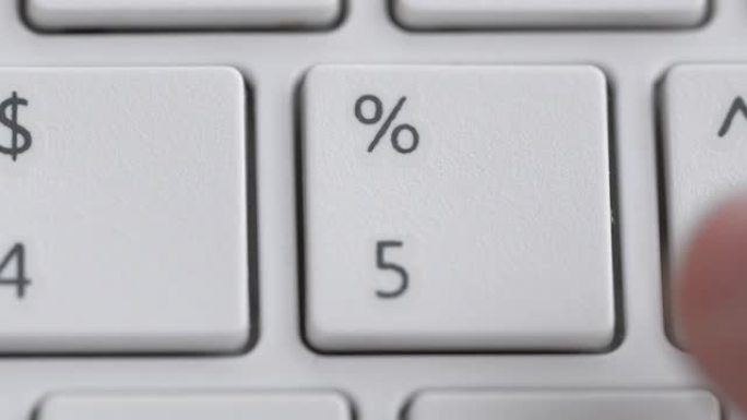 白色键盘上的百分比按钮