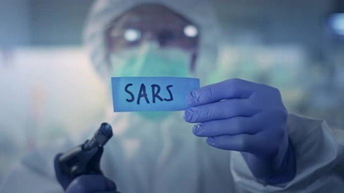 与大流行概念作斗争。实验室工作人员着火了单词 “sars”