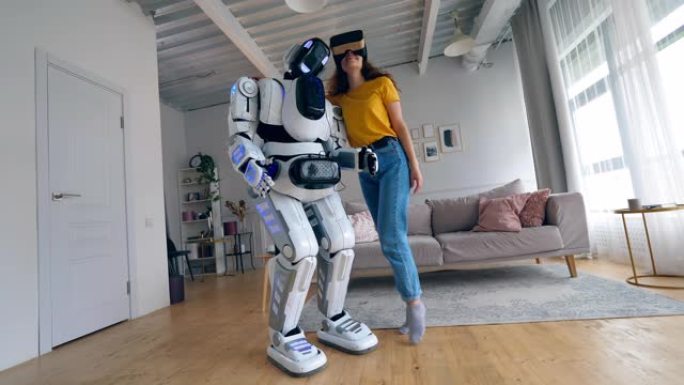 一个戴虚拟现实眼镜的女孩拥抱一个白色的半机械人。