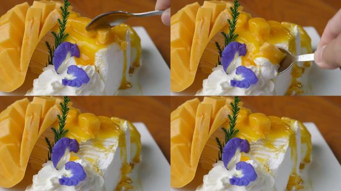 吃芒果绉纱蛋糕。吃芒果绉纱蛋糕