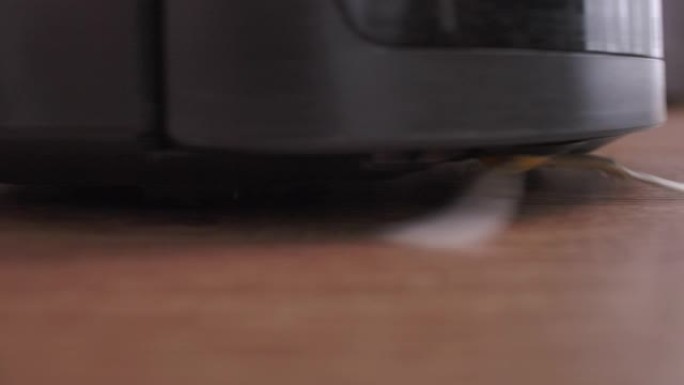 地板上的特写机器人吸尘器清洁
