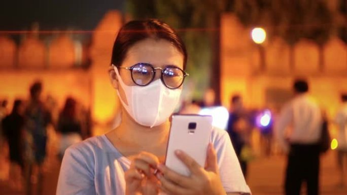 在Tha Phae Gate清迈的州空气污染中使用智能手机的旅行者