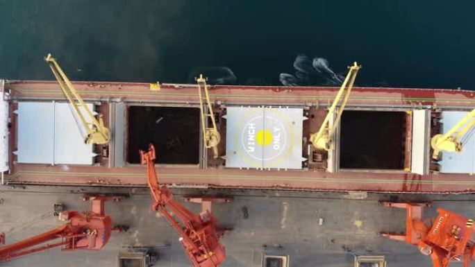 集装箱船和起重起重机的鸟瞰图