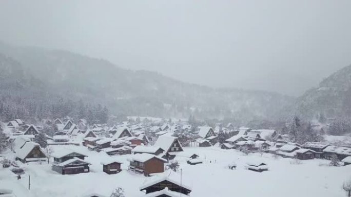 日本冬季，日本岐阜，石川县和富山县附近的雪中是白川县的传统茅草屋